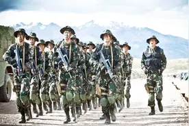 国足赴解放军集训：体能真不如解放军，战士早晚一个10公里武装跑视频封面