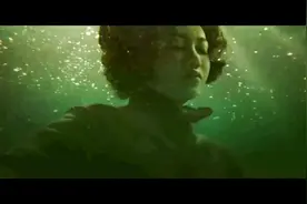 女子为让冷峻大叔展现温柔一面，以身犯险，水下憋气超6分钟！视频封面