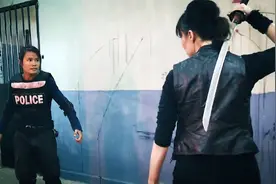 女警VS黑帮大姐，柬埔寨女子格斗冠军出演，看柬埔寨传统武术！视频封面
