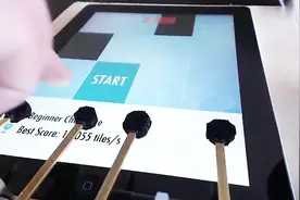 高手这样玩手机游戏，还能找出第二人吗