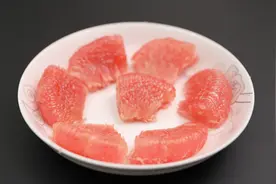 这是我见过最棒的剥柚子方法，既干净又完整，一点白瓤都没有！