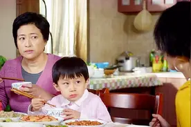 妈妈给儿子碗里夹虾，谁知奶奶直接夹出来，他不爱吃这个视频封面