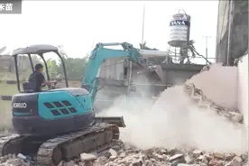 农村小伙驾驶挖掘机拆除废弃房屋，网友：老司机视频封面