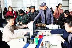 下岗工人社保断交8年，现在补缴社保，还能申请社保补贴吗？视频封面