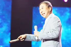 59岁冯巩全家近照，原来他妻子美如花，儿子如今是老总，人生赢家视频封面