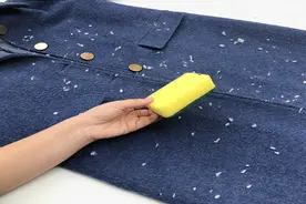 衣服粘毛起球别着急，只需一个塑料瓶，衣服就像新买的一样干净！视频封面