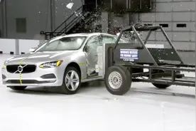 实拍沃尔沃S90侧面碰撞测试！试验车时速50公里/小时，重1.5吨视频封面