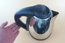 才知道在水壶里撒点它，水垢自已往下掉，又快又方便，方法太棒了视频封面