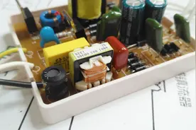 还记得曾经的荧光灯电感镇流器吗？它的原理很巧妙，建议仔细看看