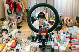 90后单亲辣妈做母婴主播月入三万 离婚当日还在工作视频封面