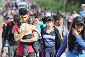 近5000移民逼近墨西哥，为了抵美拼了！视频封面