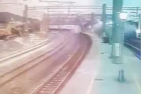 监控视频记录台湾铁路列车出轨瞬间视频封面