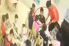 安徽一幼儿园老师对学生掐脸拧耳朵 园方：警方已介入调查视频封面