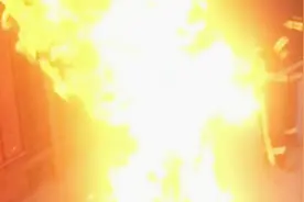 把冰冻的一整只鸡放入油锅，油锅瞬间爆燃，火焰高度超过2米