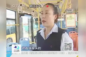 遗传性低素质？奇葩祖孙三人公交车上脱鞋，无视劝阻固执己见！视频封面