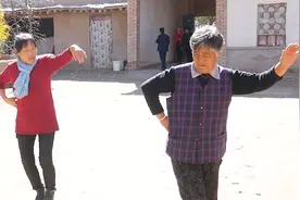 甘肃农村小院欢乐多，两位大妈当场跳舞，逗的乡亲们乐呵呵视频封面