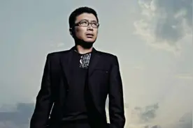 2004年，《两只蝴蝶》让庞龙狂赚2.4亿，却惹怒了他不该惹的人图片