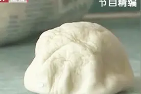 晚上买的馒头再热时缩水了，还特别硬，像被人捏过，怎么回事？