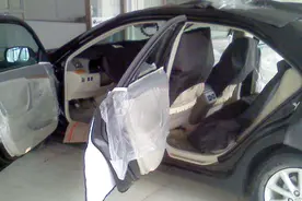 买了新车后，车内饰表面的塑料膜到底要不要撕掉？老司机说了实话