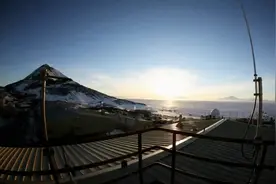 南极洲的太阳4个月不落山！似乎快落山了可突然又爬升到地平线上视频封面