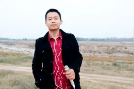 农村小伙一首《花开的时候你就来看我》，歌声动人，唱的太好听了视频封面