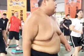 175小伙体重300多斤，终于痛下决心开始减肥，每天坚持魔鬼训练