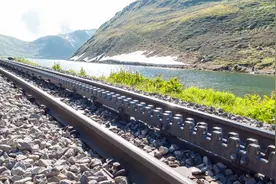 为什么高铁轨道没有石子？中国高铁领先世界，原来跟轨道类型有关视频封面