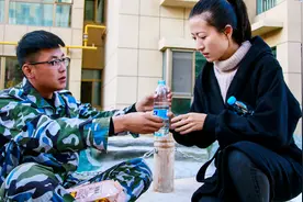 美女为了维护农民工的尊严，巧用妙招给农民工送水，真让人感动视频封面