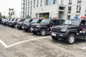 国产“牧马人”，北汽BJ40被采购当警车，网友：简直帅到窒息