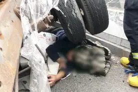 高速上躺车底修车被追尾 司机被自己的车轧了！视频封面