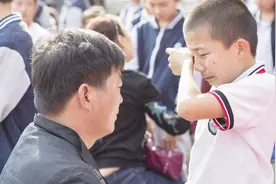 孩子总是莫名其妙的哭？到底是什么原因？我该怎么办？视频封面