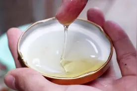 蜂蜜涂抹在头发上洗头，几次后发质发生不少变化，看看怎么回事视频封面