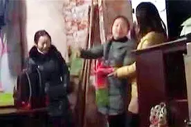 父亲偏心妹妹常对姐姐发脾气，姐姐无法忍受，她认为妹妹很没孝心视频封面