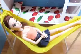 手工DIY 给芭比娃娃制作超好玩的吊床 试试自己做一个吧