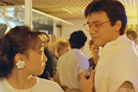 姑娘长得挺漂亮，可说话的声音像男人，小哥吓得赶紧离开视频封面