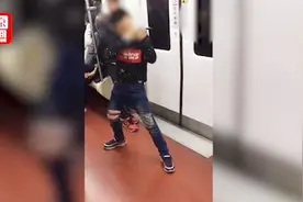 网曝男孩地铁内拿“玩具弹弓”瞄准陌生人 地铁：暂未收到乘客反馈视频封面