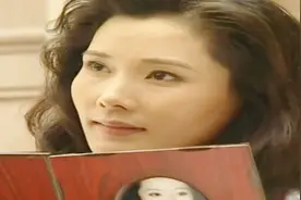 摄影师想给中年女人拍艺术照，一夸她气质独特，她就心动了视频封面