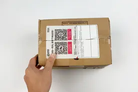 1599元就买了台荣耀V10，看到手机那一刻：一个月工资花的值！视频封面