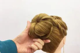 发量少的女人，扎丸子头必学的小技巧，气质出众！