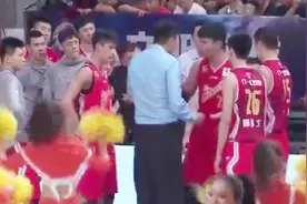 CBA-脾气不小！八一小将许钟豪暂停时和主教练王治郅发生争执视频封面