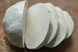 奶酪制作 神奇的变化 液体牛奶转瞬间变拉丝奶酪