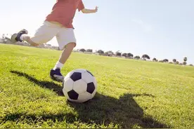 长沙一男子酒后踢球，不幸猝死球场图片