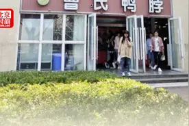 店家回应“学生没带饭卡举报阿姨”：瞎编的 仍在营业视频封面