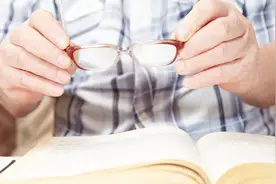 老花眼看书看不清，教你一招，不用戴眼镜，小字也能看得清清楚楚视频封面