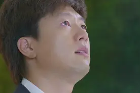 夜深了，男人想起初恋，想起以前的事，还是会情不自禁的流泪