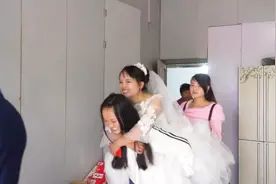 贵州农村一姑娘结婚，姐妹情深，妹妹亲自背姐姐出嫁视频封面