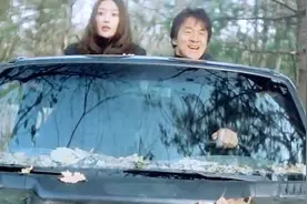 成龙经典影片《特务迷城》：发现有人跟踪，驱车将其赶进臭水潭视频封面
