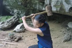 原始技能越南小哥野外生存教你制作一个木锤！视频封面