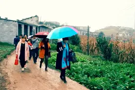 云南姑娘出嫁，下雨天走泥巴路，看着好心酸！视频封面