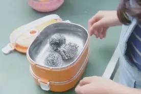 小蓝姐姐怎么回事给美琪美雪准备的午饭是塑料夹和钢丝球视频封面
